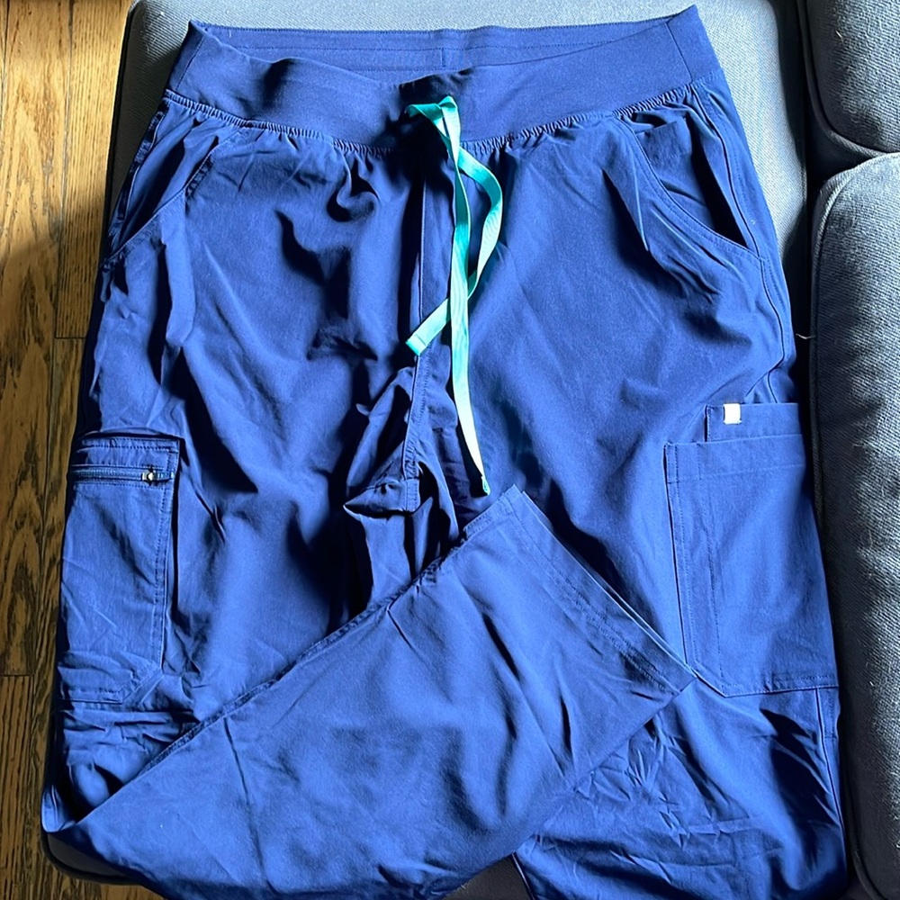 FIGS woman technical Yolanda scrub pants